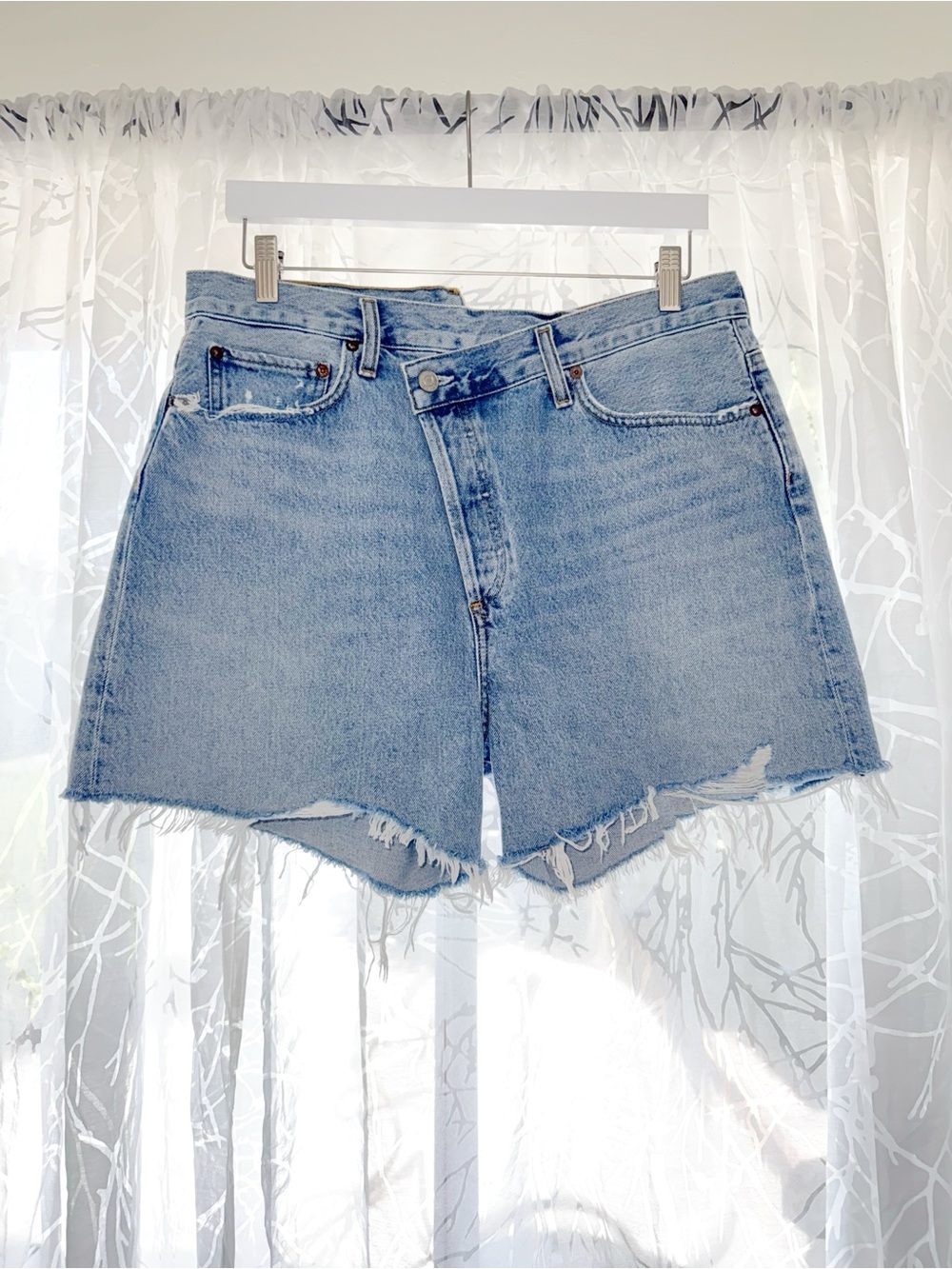 AGOLDE CRISS CROSS FRAYED HEM BLUE JEAN SHORTS
